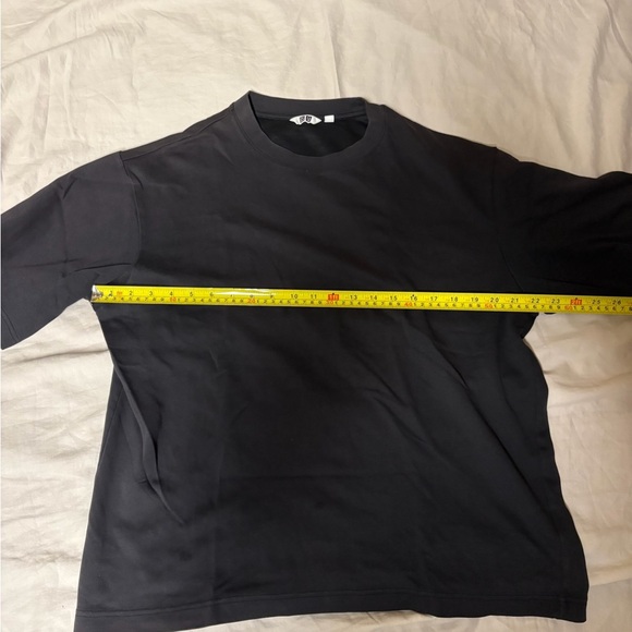 Uniqlo Men's Black Short Sleeve Tee - Picture 2 of 5